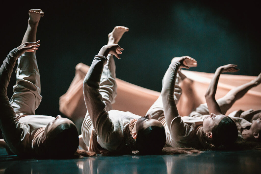 Chorégraphie de danse - Lumières et mouvements contemporain